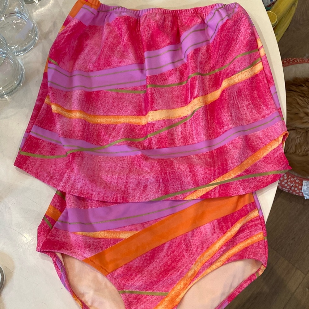 Club Delsol Ladies Two Piece Swim Suit.  Size 12. Pink Design.‎